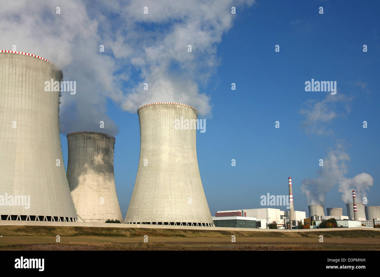 Un impianto ad energia nucleare su campo agricolo Foto Stock