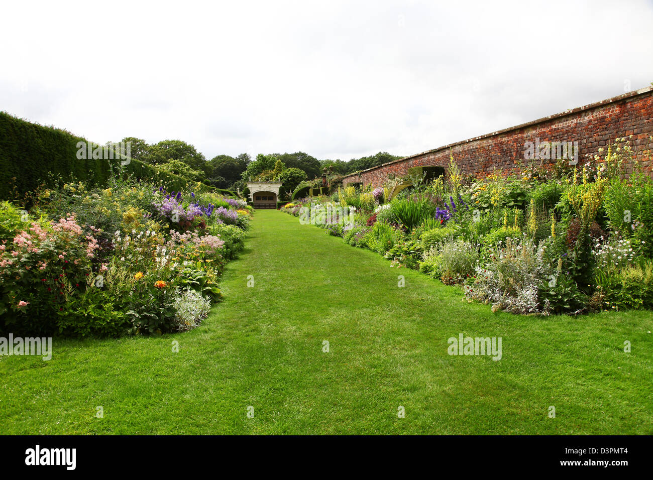 Il procedimento formale di piantare il confine erbacee guardando verso l'Alcova a Arley Hall gardens Cheshire England Regno Unito Foto Stock