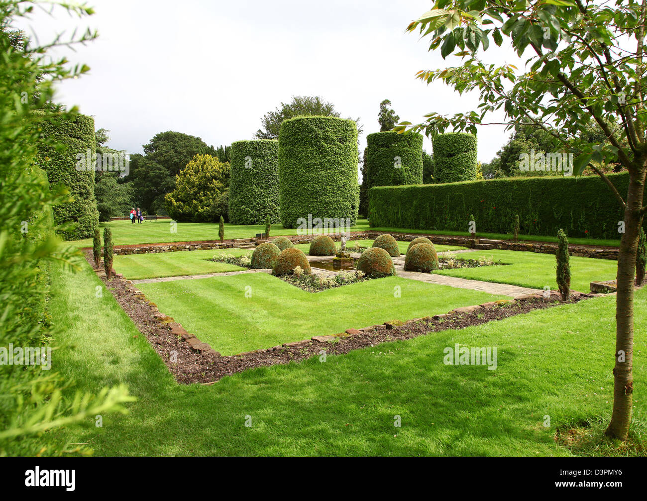 Il Leccio Avenue e il giardino di pesce a Arley Hall Cheshire England Regno Unito Foto Stock