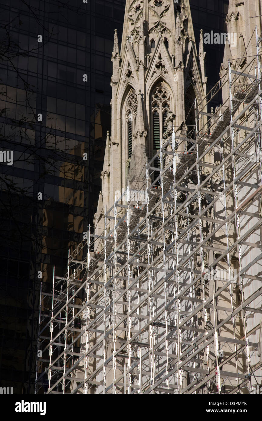 La Cattedrale di San Patrizio sulla quinta Quinta Avenue con i ponteggi Foto Stock