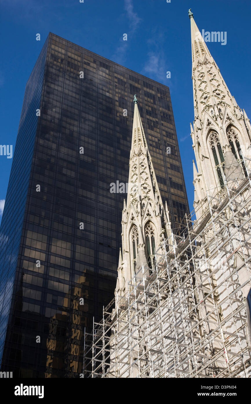 La Cattedrale di San Patrizio sulla quinta Quinta Avenue con i ponteggi Foto Stock