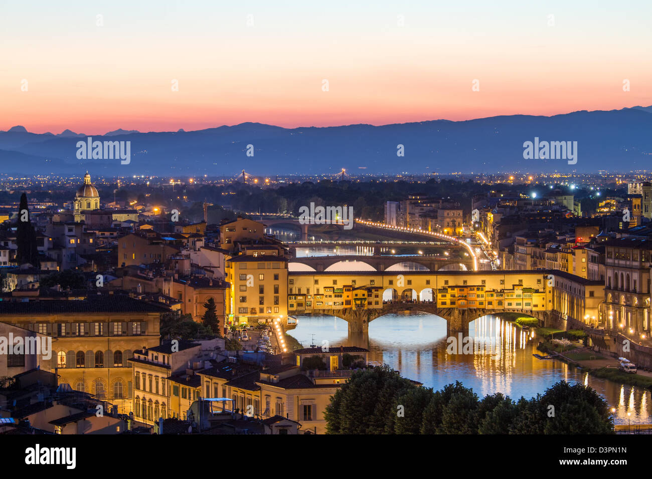 Firenze, sul fiume Arno e Ponte Vecchio dopo il tramonto, Italia Foto Stock