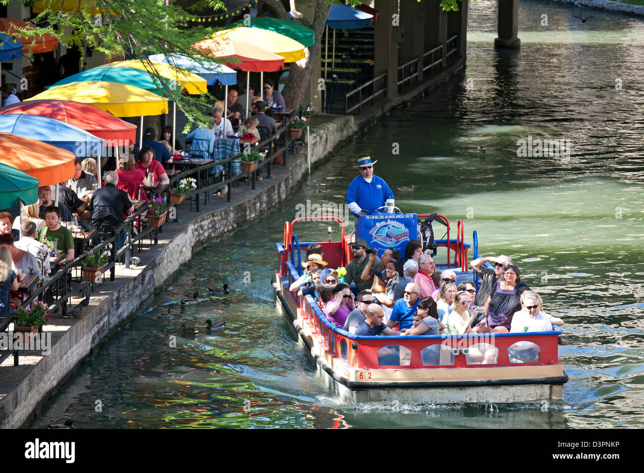La barca turistica sul fiume San Antonio lungo il lungofiume di San Antonio, Texas, Stati Uniti d'America Foto Stock