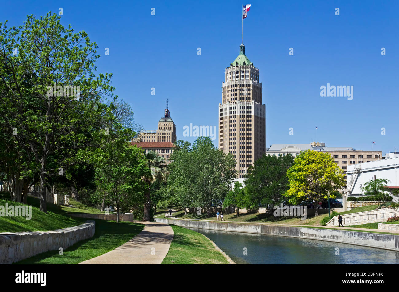 Vita Tower Building e il fiume San Antonio, San Antonio, Texas, Stati Uniti d'America Foto Stock