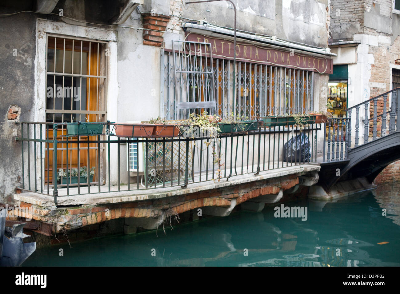 Balcone su vie d'acqua di Venezia Italia Foto Stock