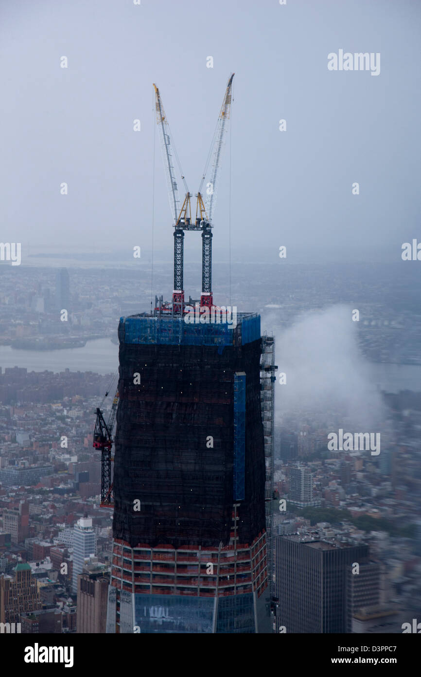 La parte superiore del commercio mondiale di una torre, la libertà torre, sotto costruzione e vicino al completamento, vista aerea da un elicottero Foto Stock