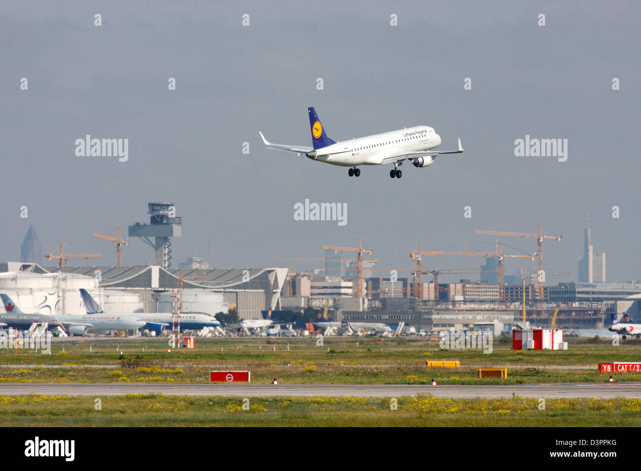 Francoforte sul Meno, Germania, sbarco Embraer ERJ-190-100LR Lufthansa Foto Stock