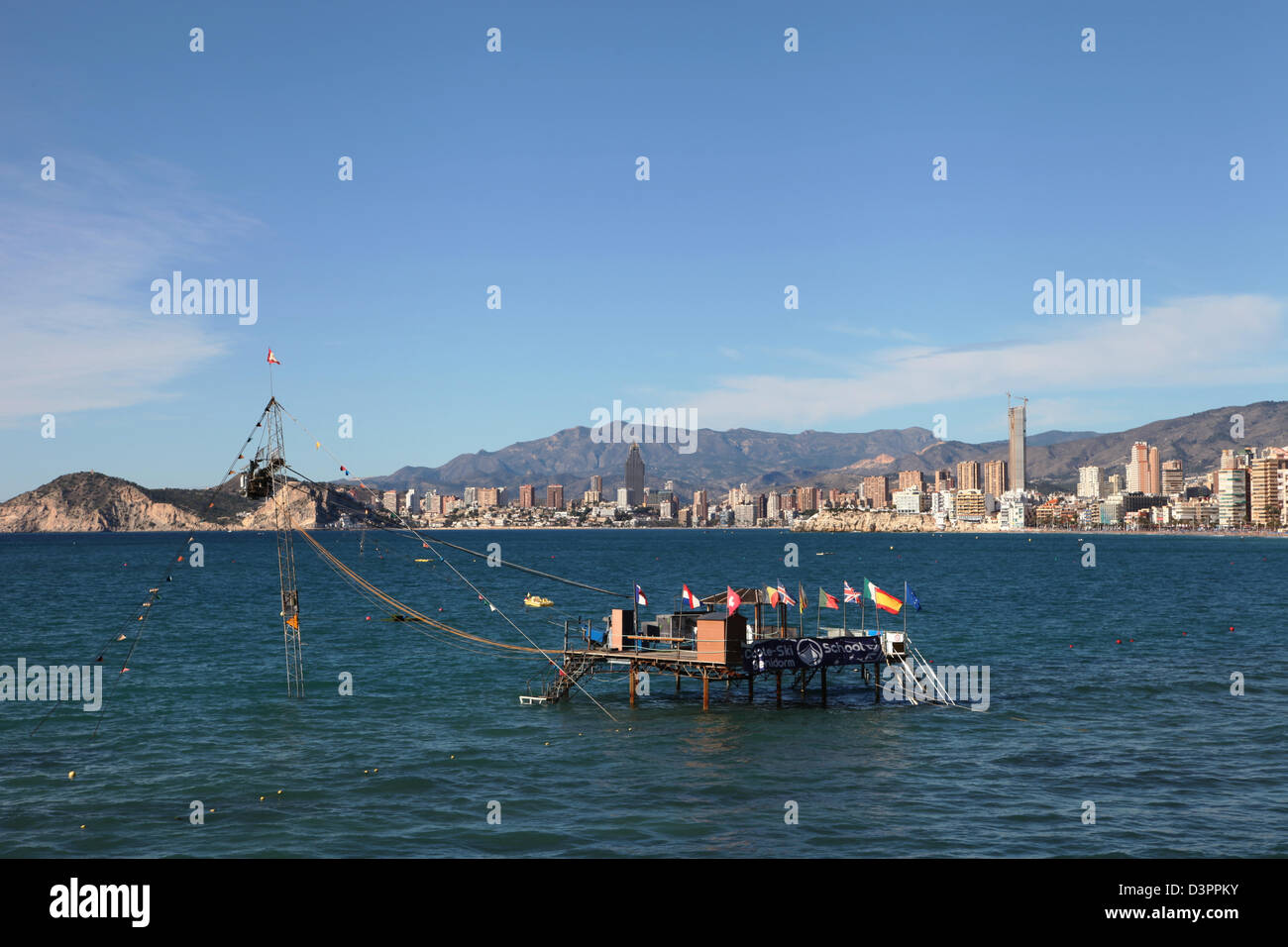 Acqua stazione di sci in una giornata di sole con un cielo blu a Playa Levante Benidorm Spagna hotel bali nel retro Foto Stock