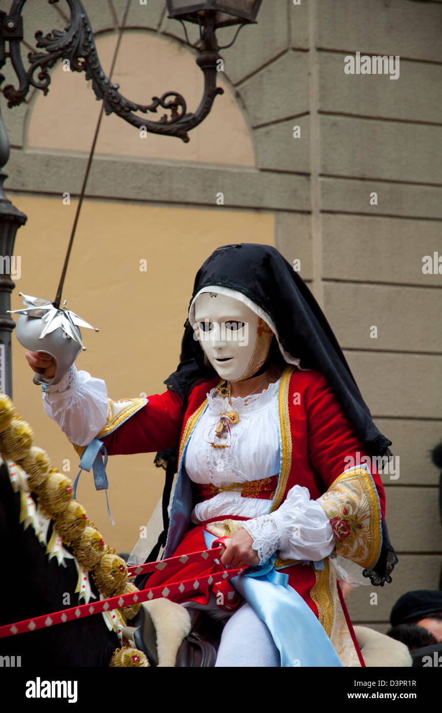 Cavallerizza con trafitto silver star a Sartiglia torneo tenutasi a Oristano Sardegna Foto Stock