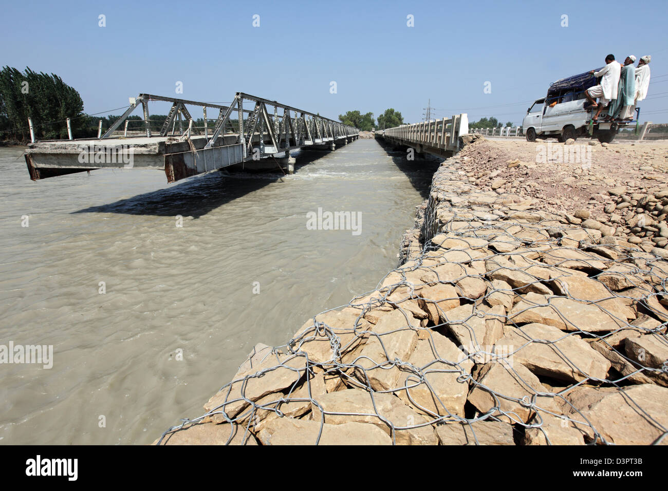 Charsadda, Pakistan, è stata distrutta dalle inondazioni Strassenbruecke Foto Stock