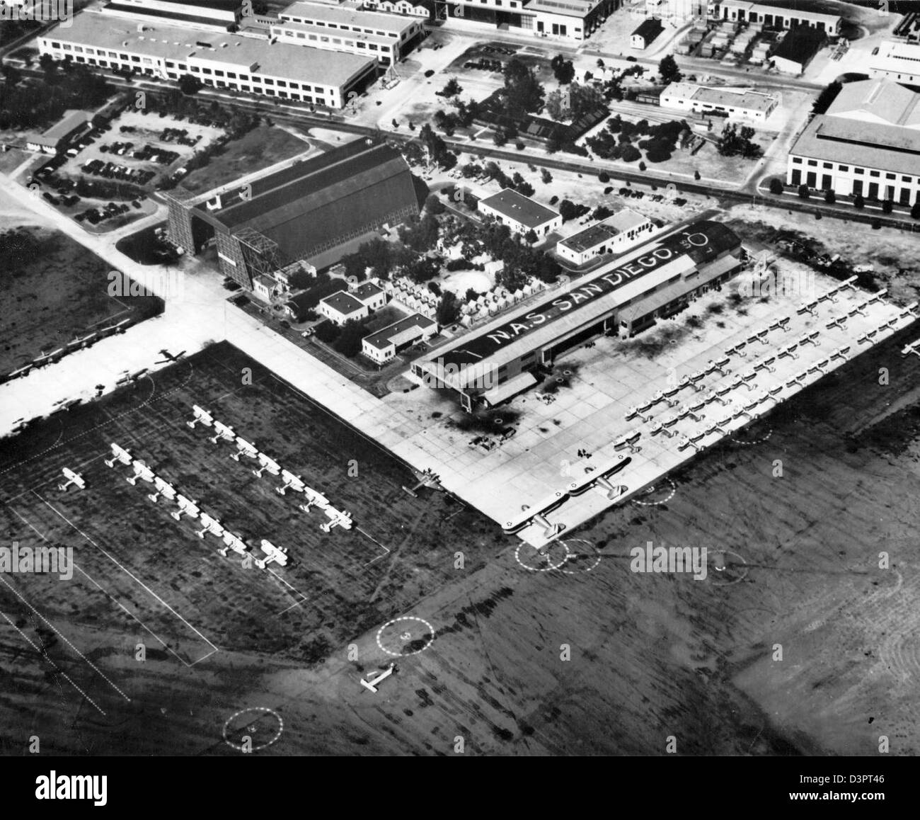 Foto scattata il 21 giugno 1938 presso la Naval Air Station, NI, che mostra uno storico evento dell'aviazione. Questa immagine fornisce informazioni sulle prime pratiche di aviazione e le stazioni aeree navali alla fine degli anni '1930 Foto Stock