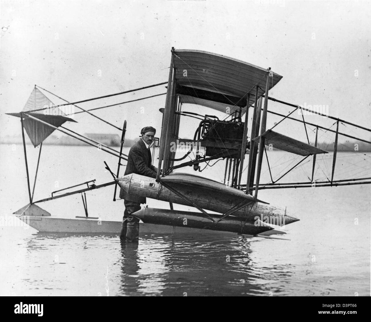 Glenn Curtiss con idro piano, 1911 00173 Foto Stock