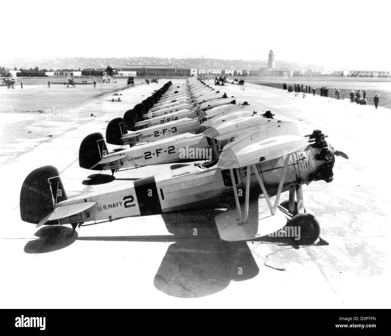 Questa immagine fa parte dell'Archivio storico NASNI, che documenta eventi chiave e pietre miliari presso la Naval Air Station North Island, un luogo fondamentale per le operazioni, l'addestramento e i test degli aeromobili della Marina degli Stati Uniti. Foto Stock