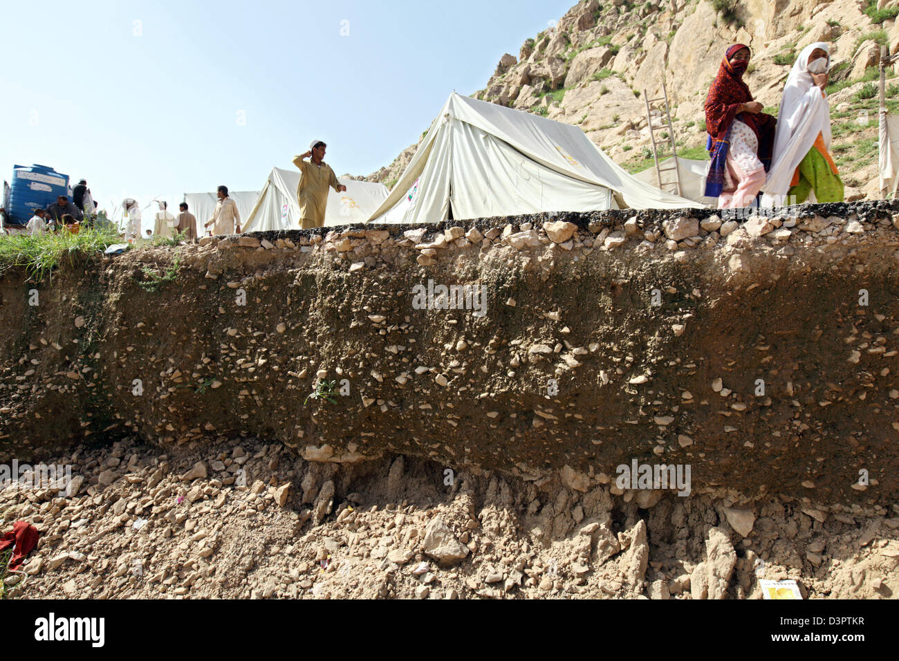 Nowshera, Pakistan, tendopoli per i profughi delle inondazioni Foto Stock