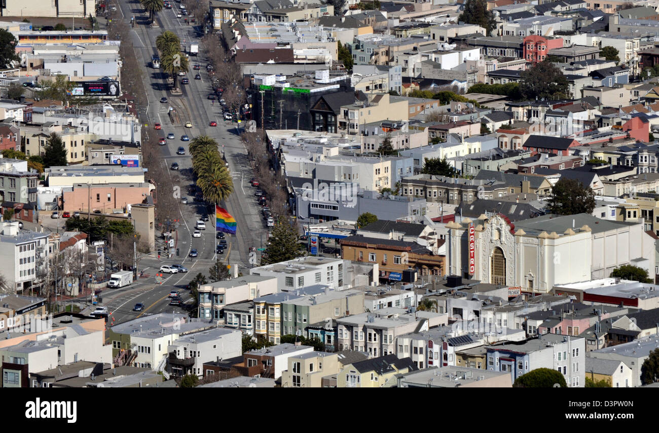 Bandiera Gay a Castro e le strade del mercato di San Francisco, California Foto Stock