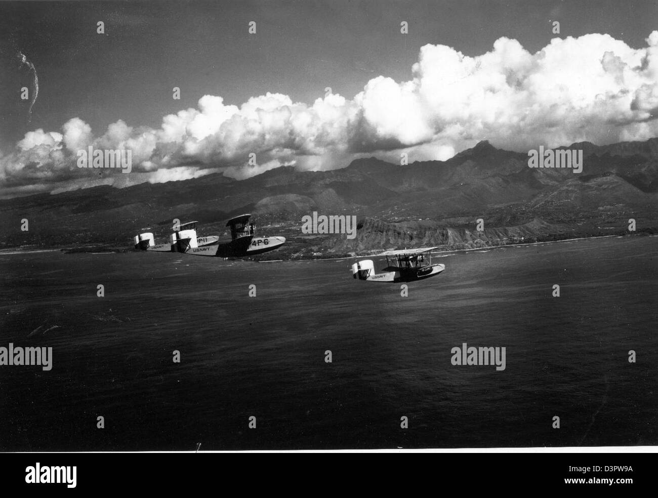 Il Douglas PD-1 era un aereo da ricognizione utilizzato dalla Marina degli Stati Uniti, visto qui vicino a Diamond Head. Questo aereo fu fondamentale nelle operazioni di volo militari, fornendo ricognizioni critiche durante gli anni '1930 e '1940 Foto Stock