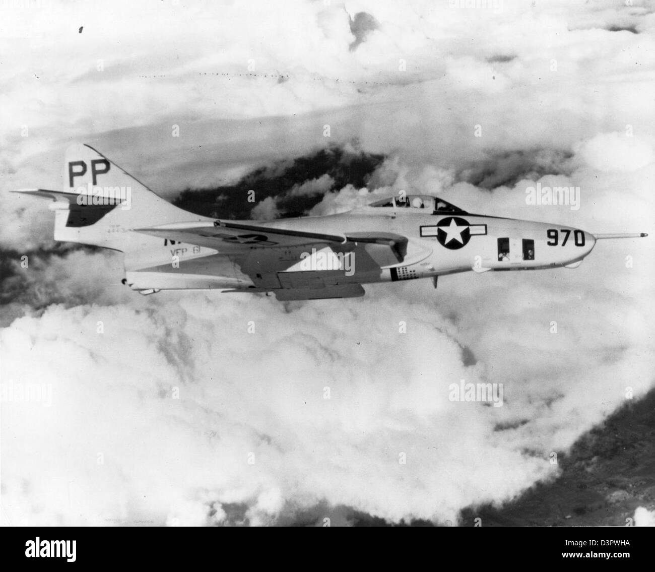 Il Grumman F9F-8P era un aereo da ricognizione fotografico utilizzato dal VFP-61 per varie operazioni militari, fornendo informazioni chiave durante la Guerra fredda. Foto Stock