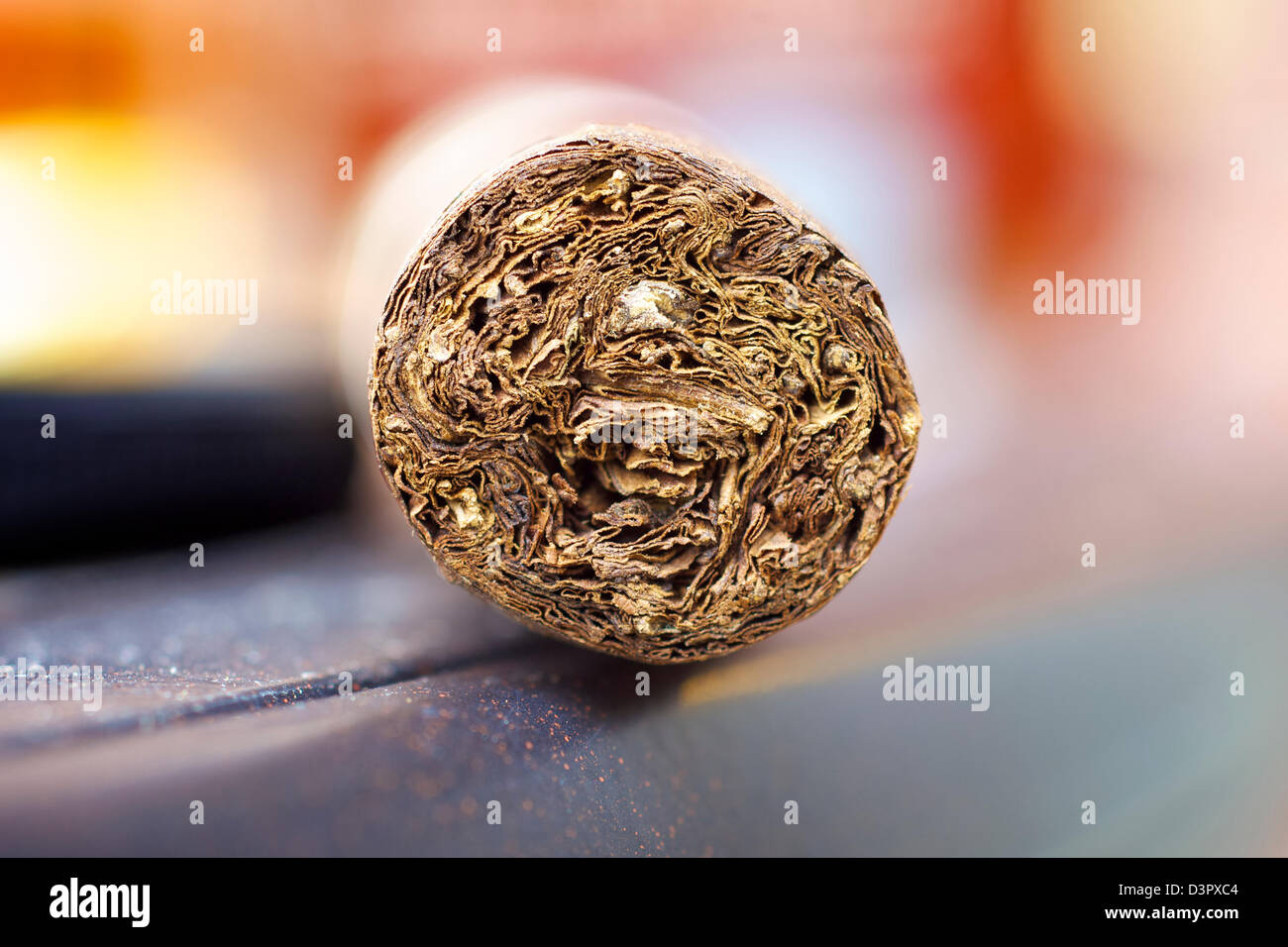 Un close-up dell'artigianato di qualità di un laminato a mano il sigaro. Foto Stock