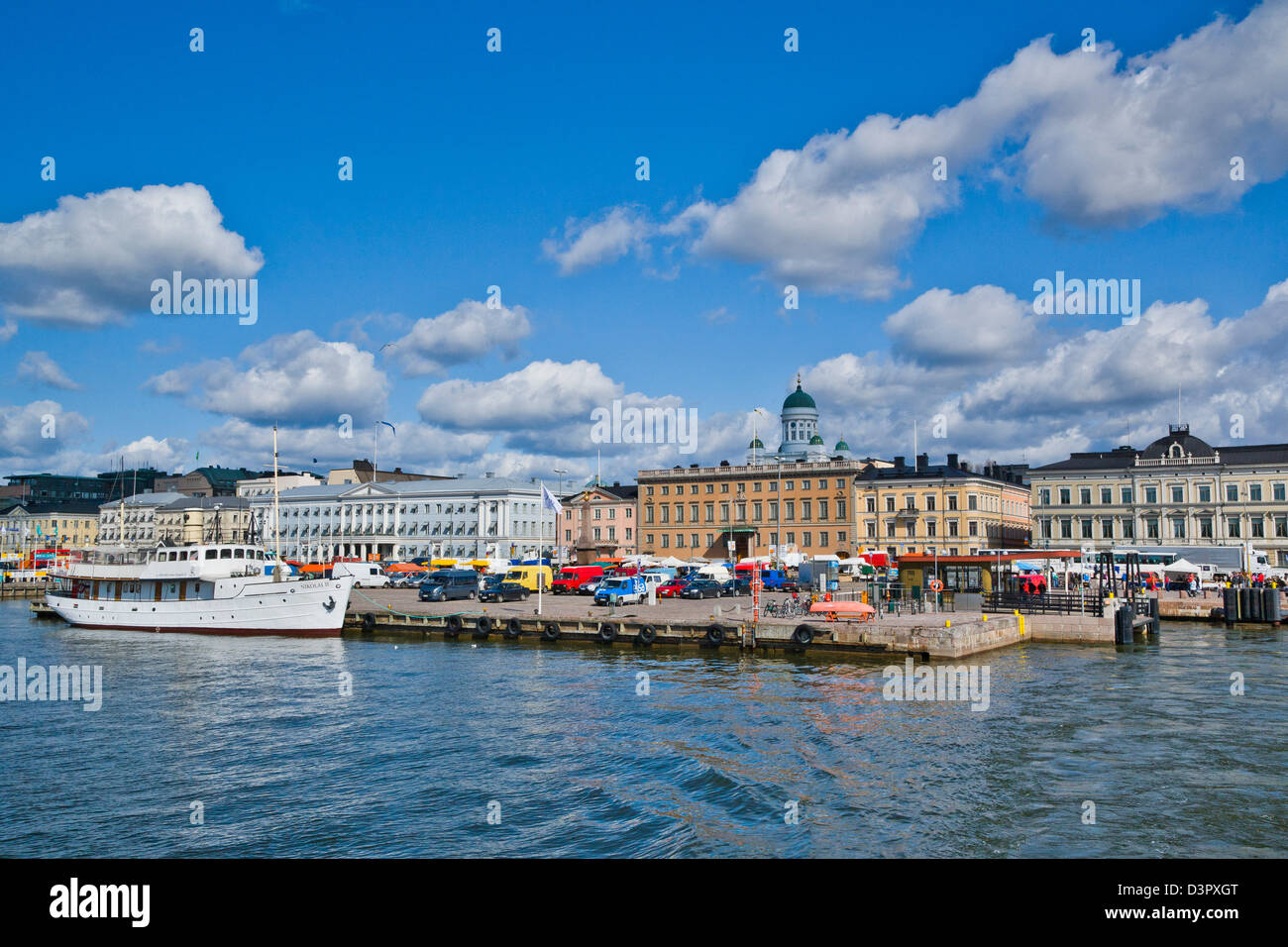 Finlandia, Helsinki, vista del lungomare di Helsinki e la piazza del mercato Foto Stock