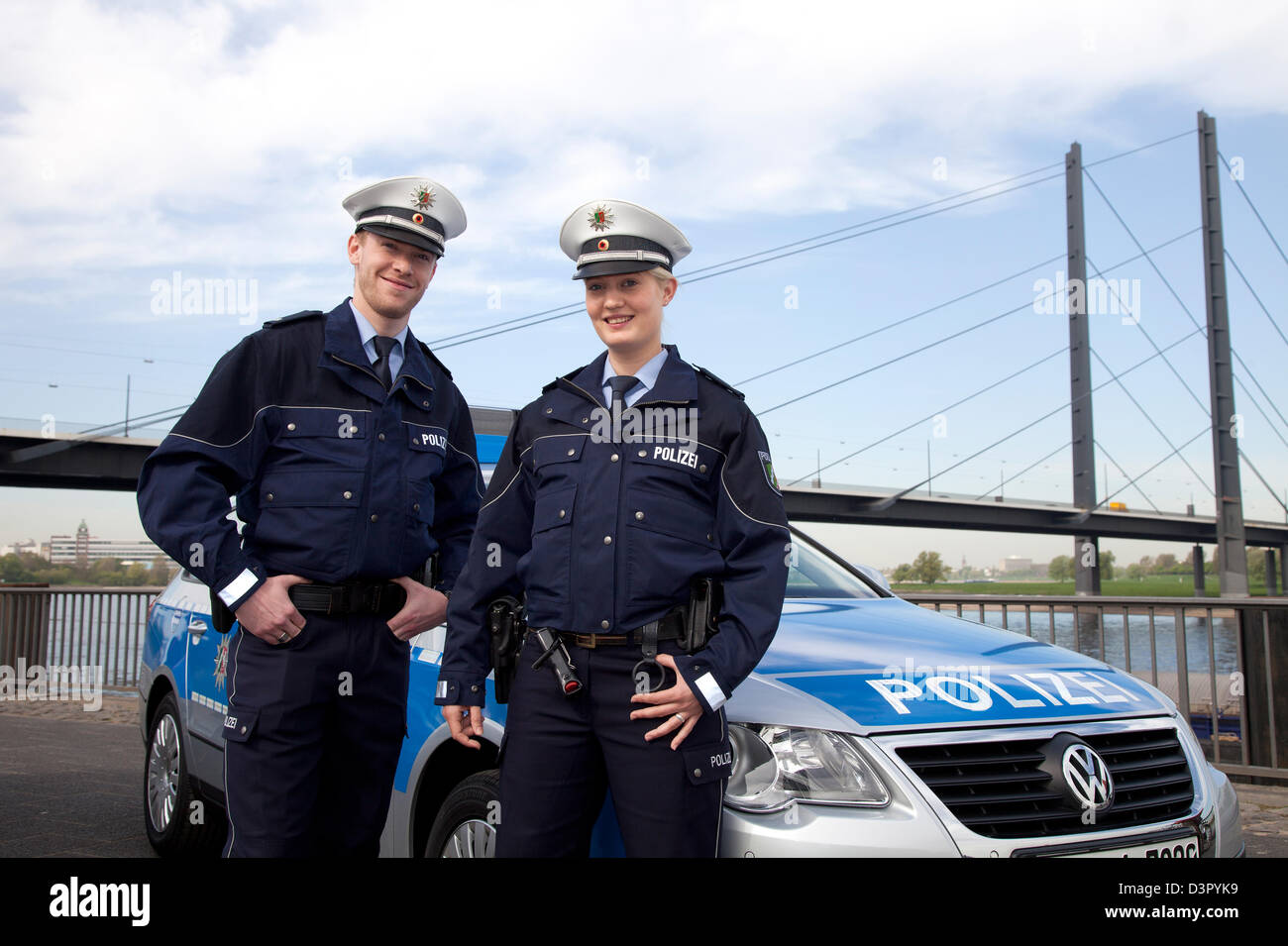 Duesseldorf, Germania, due agenti di polizia con la nuova uniforme blu Foto Stock