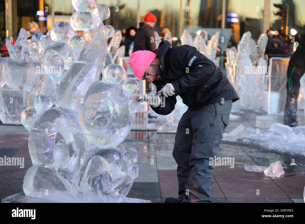 Fare scultura di ghiaccio sulla Plaza vicino al giardino di inverno in Battery Park City, un quartiere di Lower Manhattan. Foto Stock