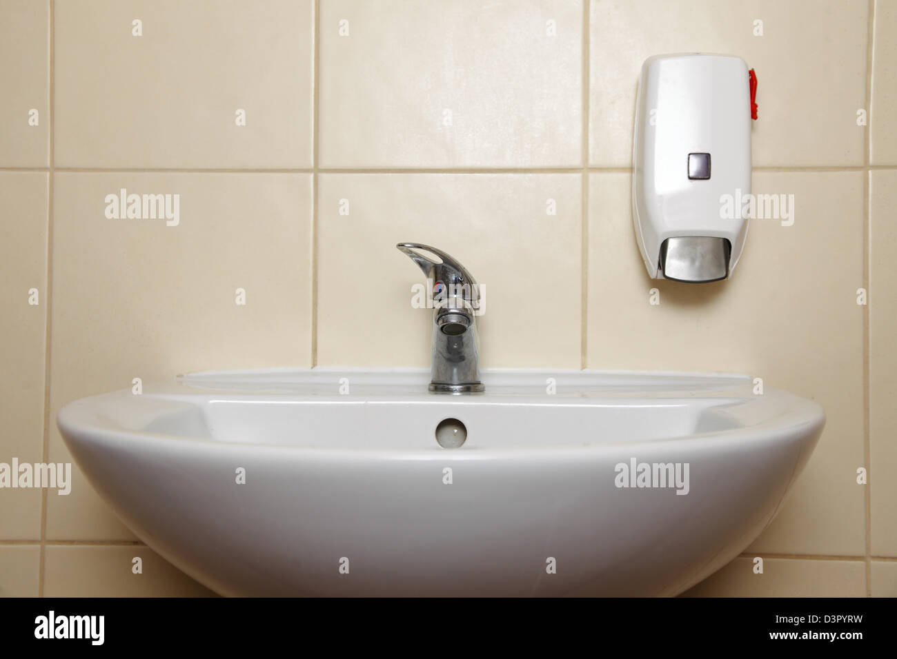 Dissipatore di bianco tocca e il sapone liquido nel bagno Foto Stock
