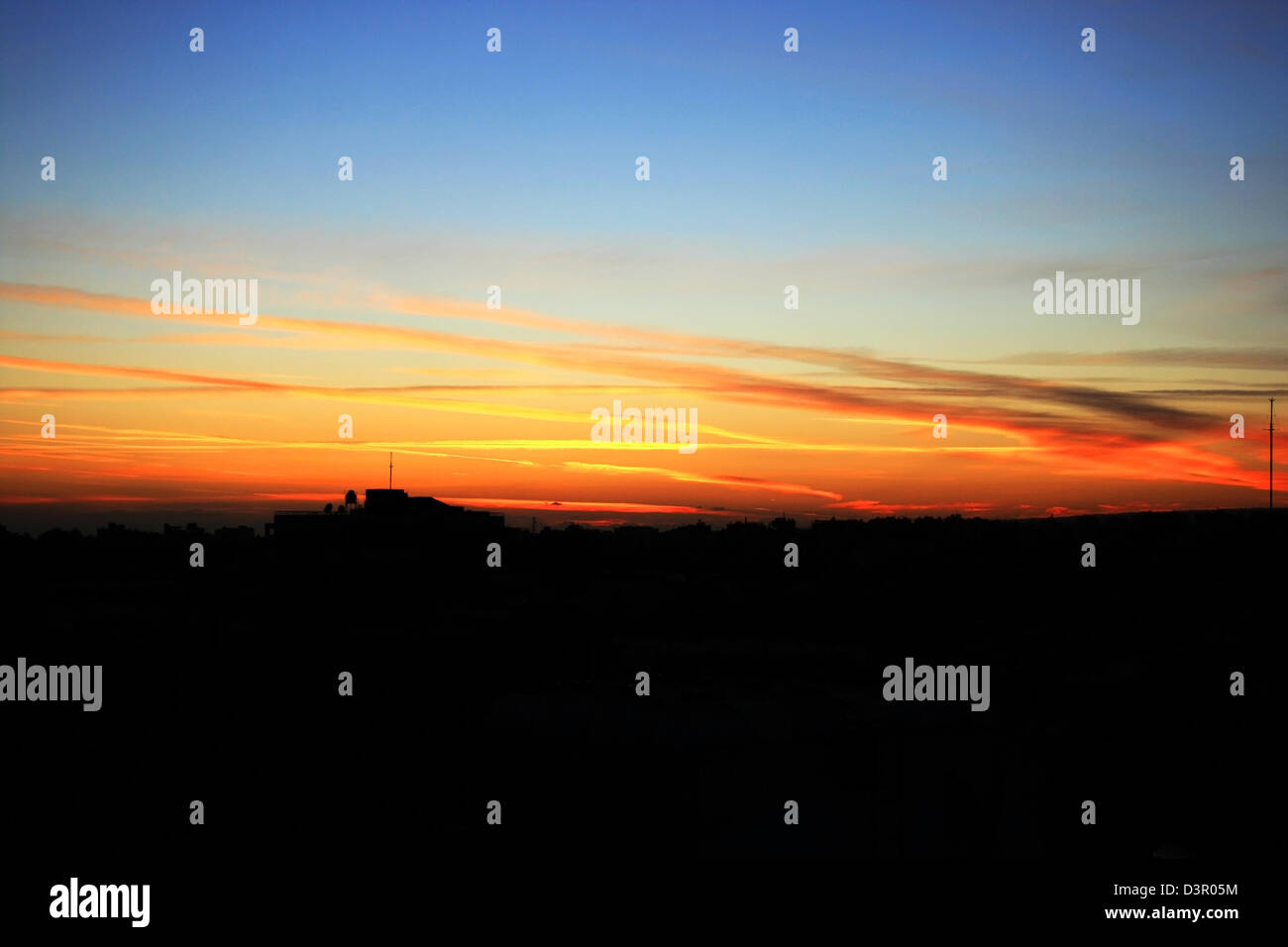 La notte il cielo sopra la città. Foto Stock