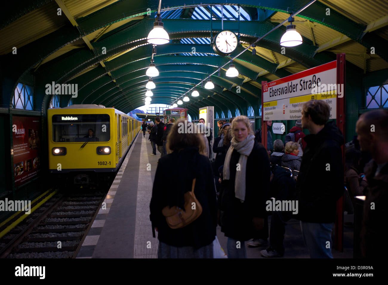 Berlino, Germania, U2 in direzione Ruhleben si muove nell'High Street stazione metropolitana di Eberswalder Foto Stock