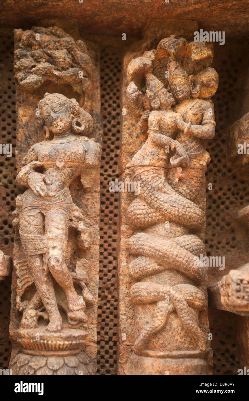 Il carving i dettagli delle statue in un tempio, Konark Sun tempio, Puri, Orissa, India Foto Stock