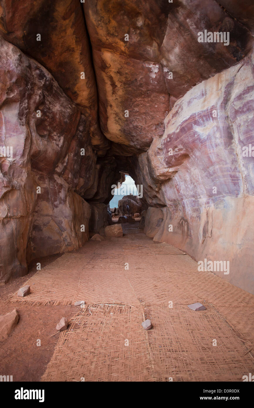 Gli interni di una grotta, Bhimbetka Ripari Raisen distretto, Madhya Pradesh, India Foto Stock