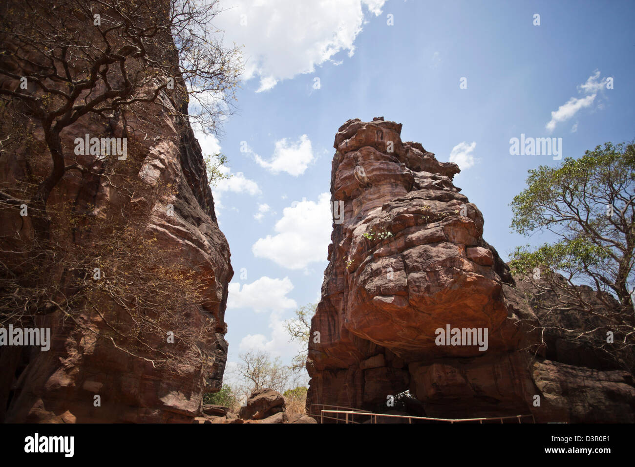 Basso angolo vista di ripari Bhimbetka Ripari Raisen distretto, Madhya Pradesh, India Foto Stock