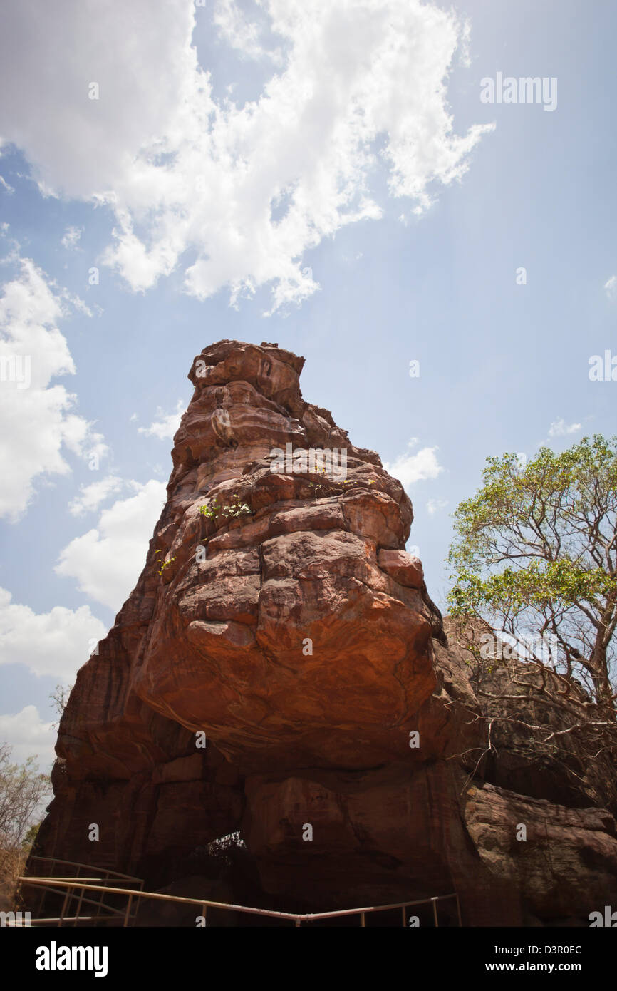 Basso angolo di visione di un rifugio di roccia, Bhimbetka Ripari Raisen distretto, Madhya Pradesh, India Foto Stock