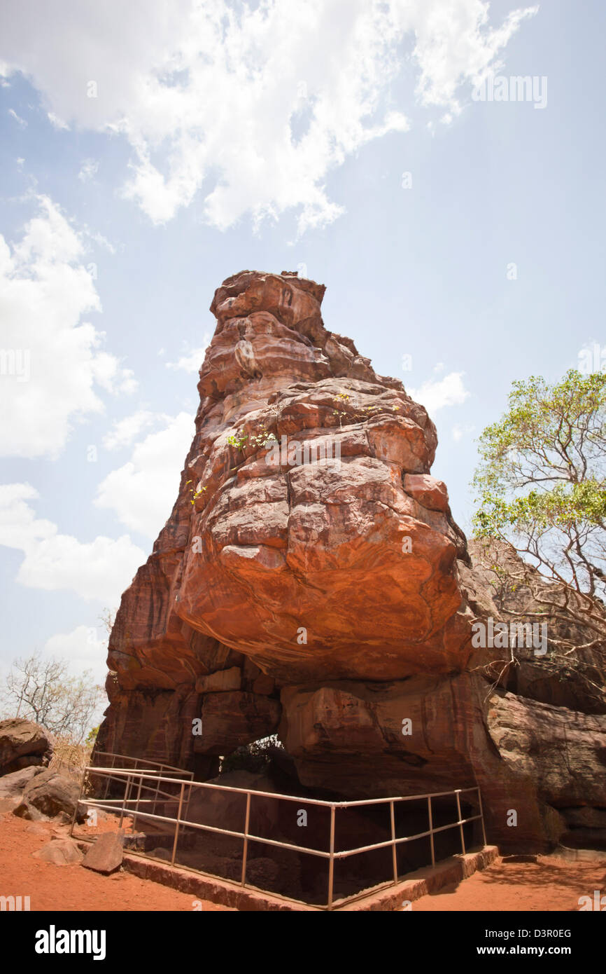 Basso angolo di visione di un rifugio di roccia, Bhimbetka Ripari Raisen distretto, Madhya Pradesh, India Foto Stock