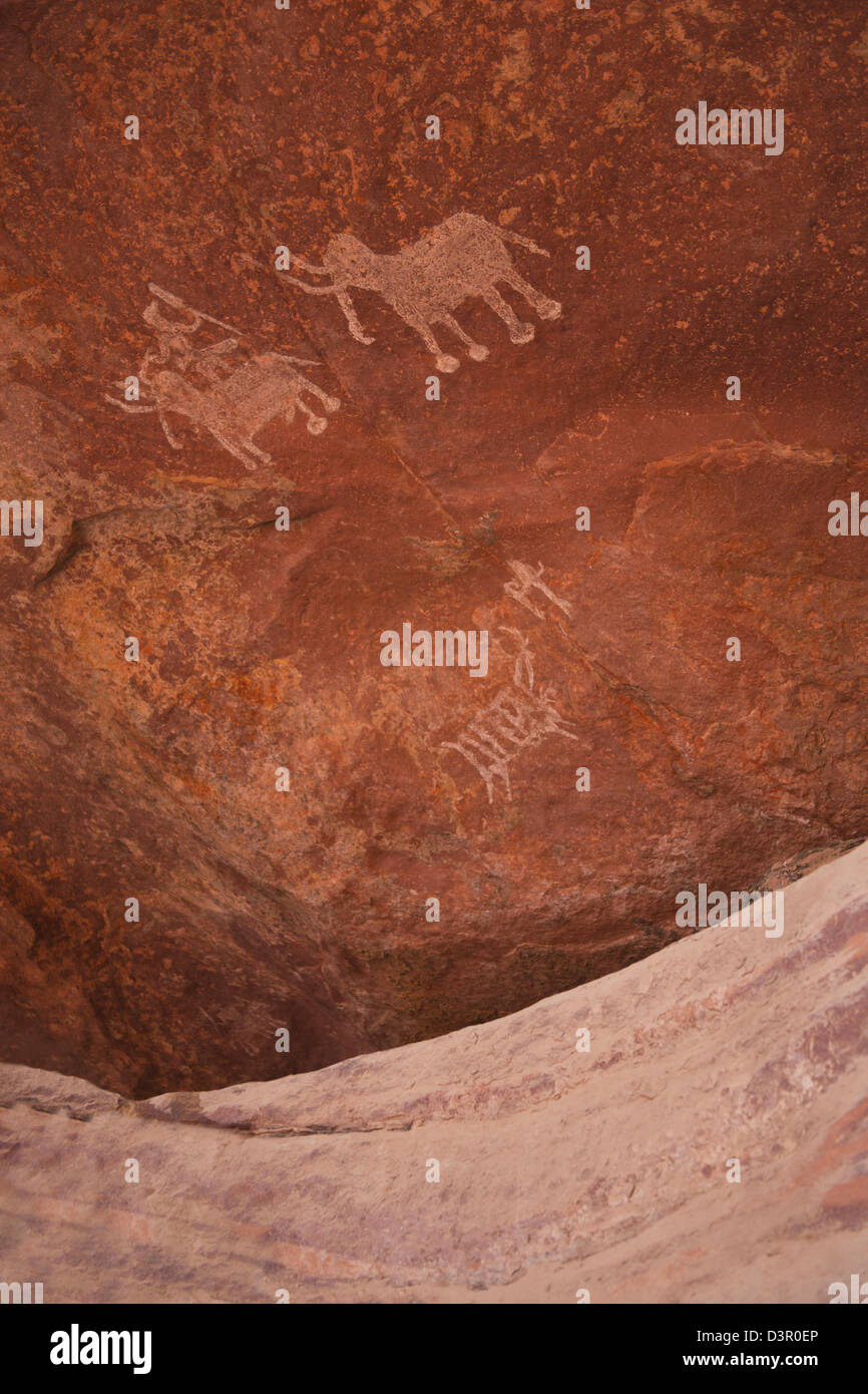 Close-up di una grotta che mostra di pittura uomo con gli elefanti, Bhimbetka Ripari Raisen distretto, Madhya Pradesh, India Foto Stock