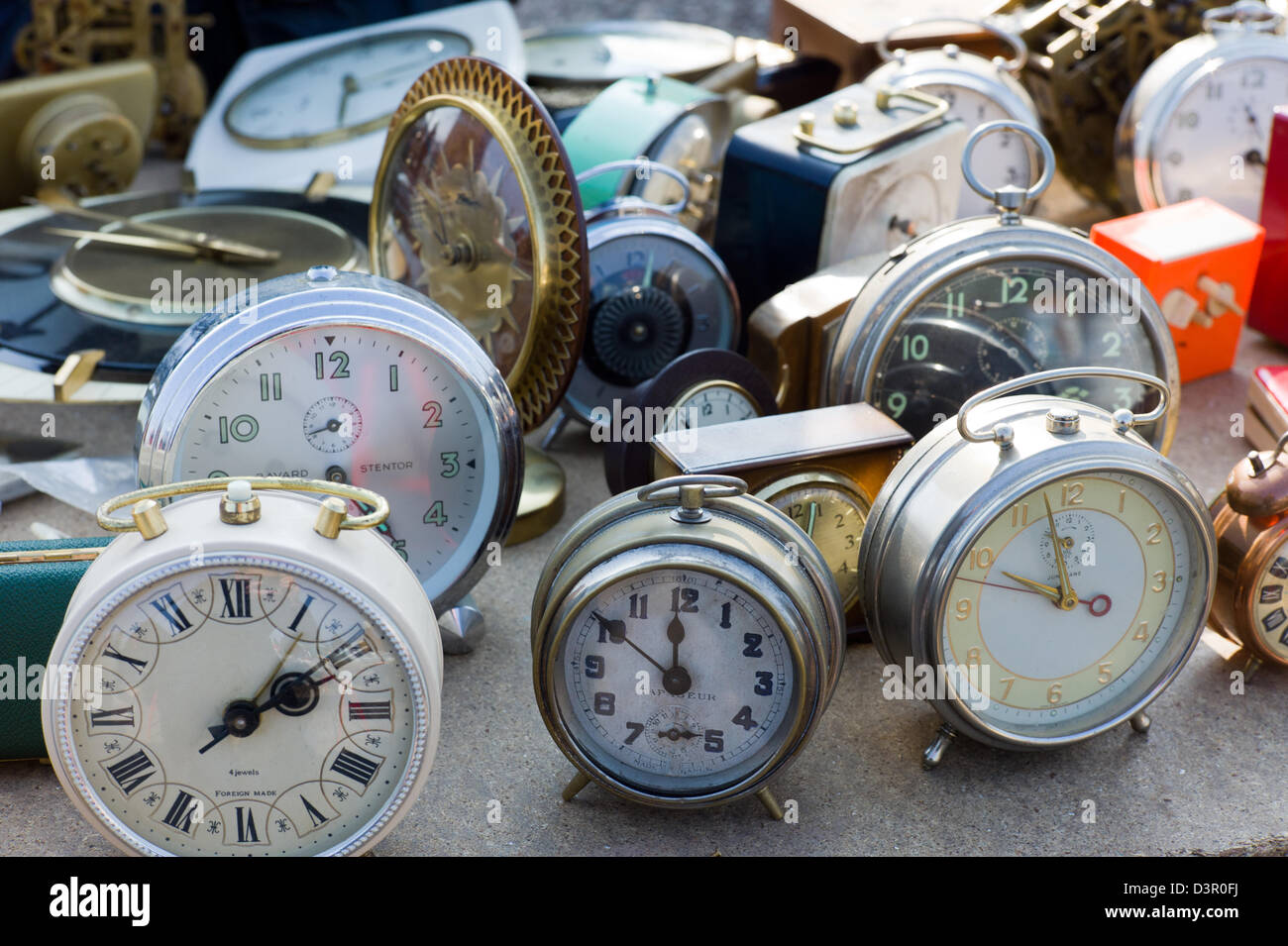 Berlino, Germania, orologi sul Troedelmarkt in Mauerpark Foto Stock