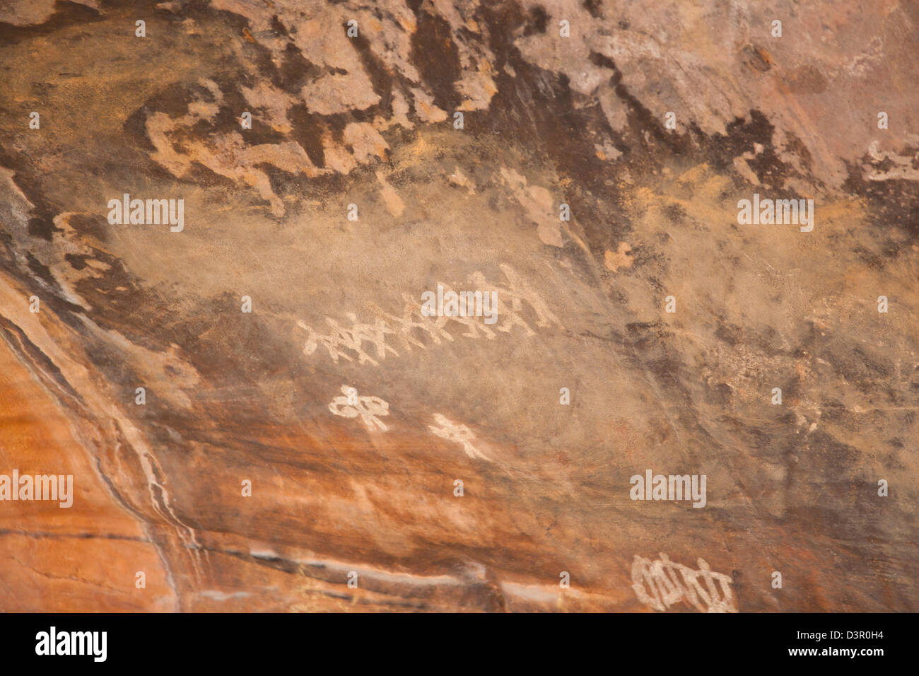 Close-up di pitture rupestri di mostrare agli uomini, Bhimbetka Ripari Raisen distretto, Madhya Pradesh, India Foto Stock