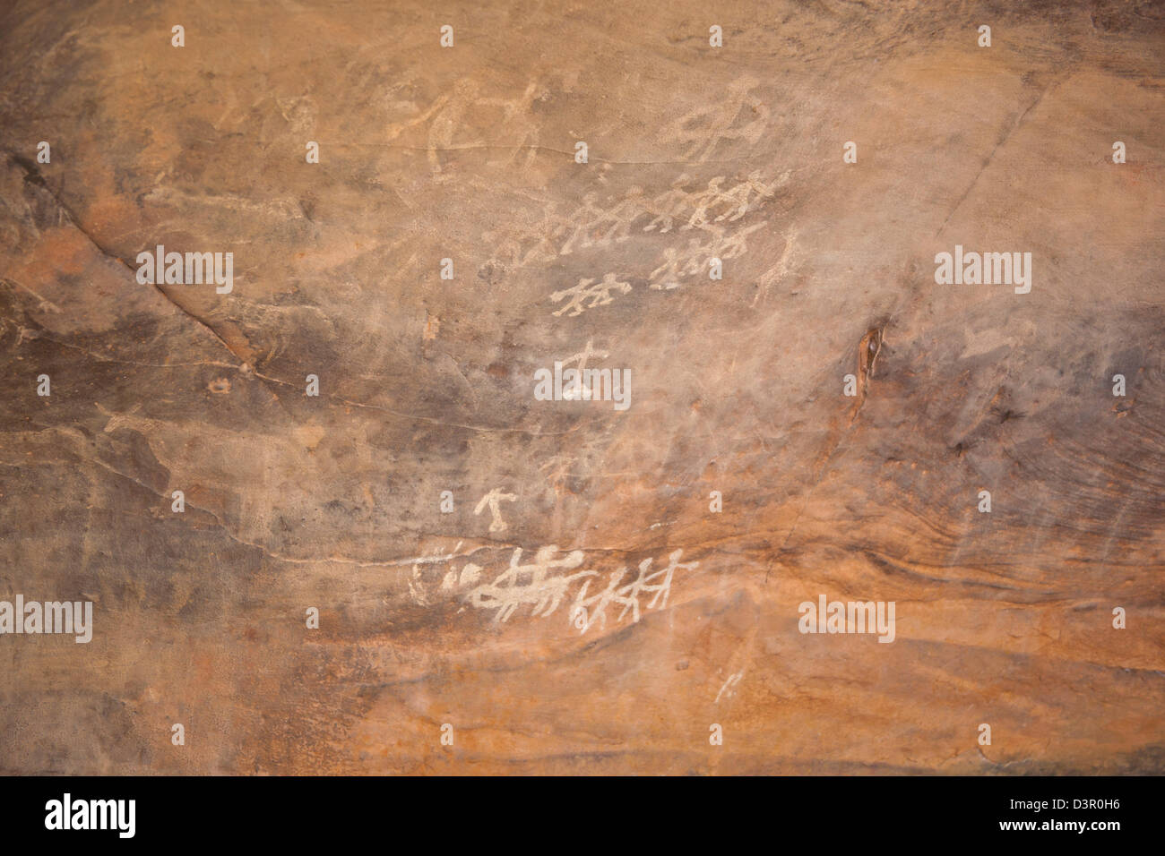 Close-up di pitture rupestri di mostrare agli uomini, Bhimbetka Ripari Raisen distretto, Madhya Pradesh, India Foto Stock