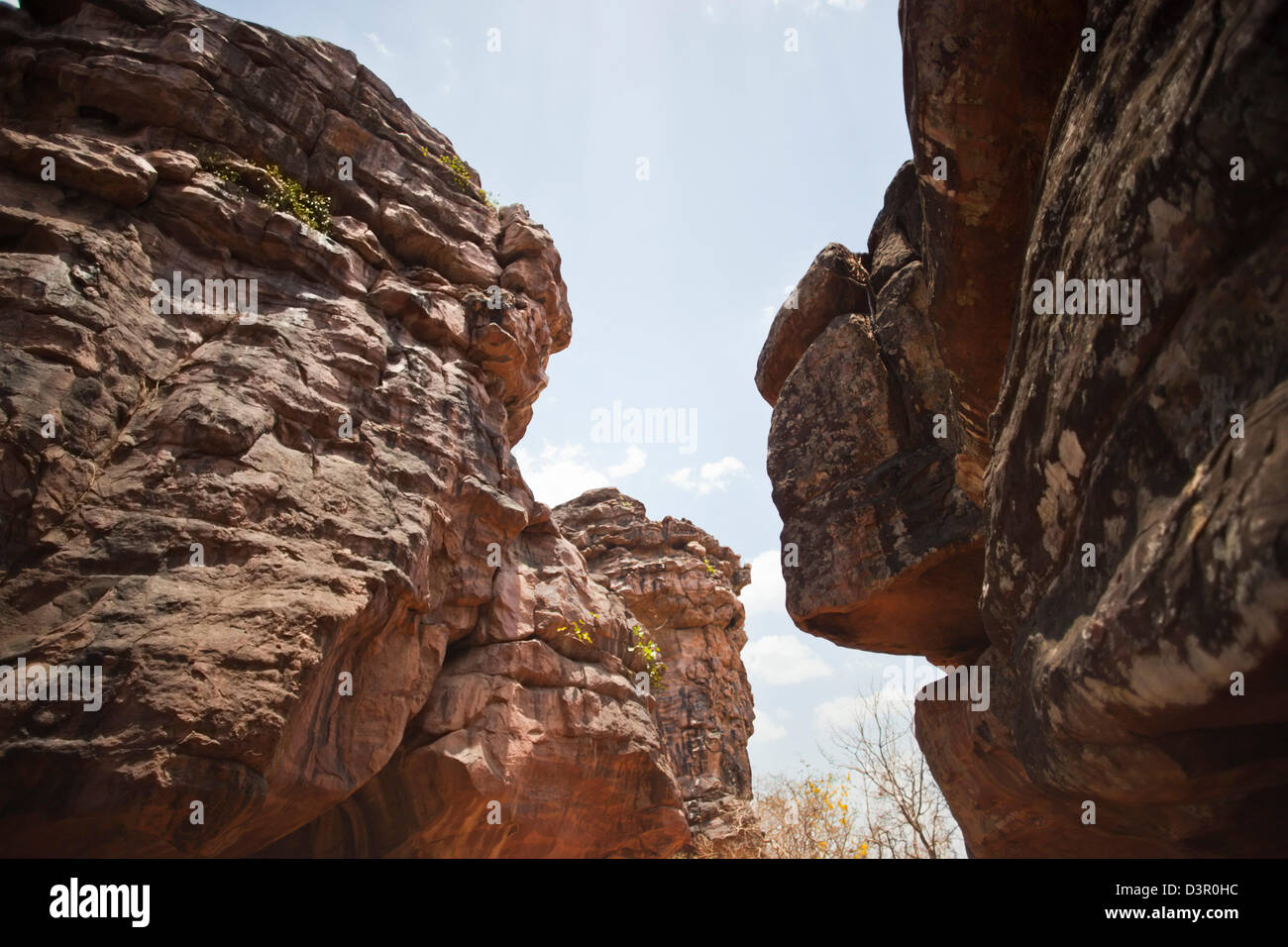 Basso angolo vista della formazione di roccia in corrispondenza di un sito archeologico, Bhimbetka Ripari Raisen distretto, Madhya Pradesh, India Foto Stock