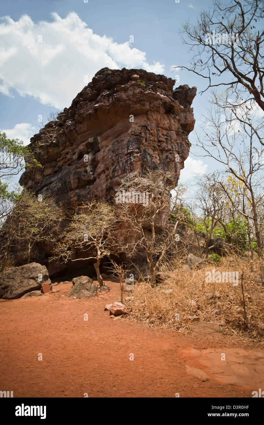 Basso angolo di visione di un rifugio di roccia, Bhimbetka Ripari Raisen distretto, Madhya Pradesh, India Foto Stock