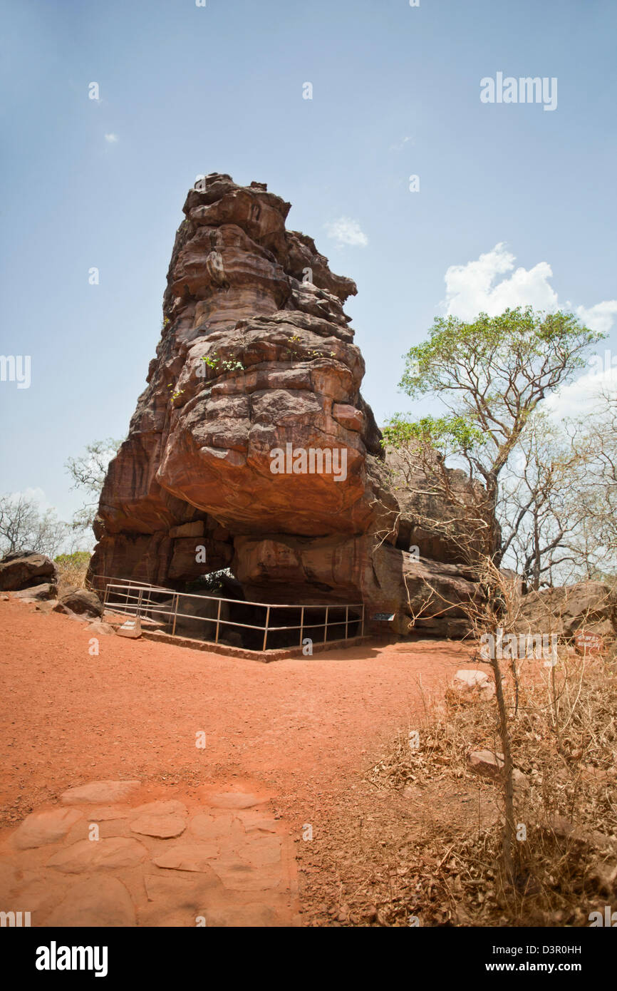 Basso angolo di visione di un rifugio di roccia, Bhimbetka Ripari Raisen distretto, Madhya Pradesh, India Foto Stock
