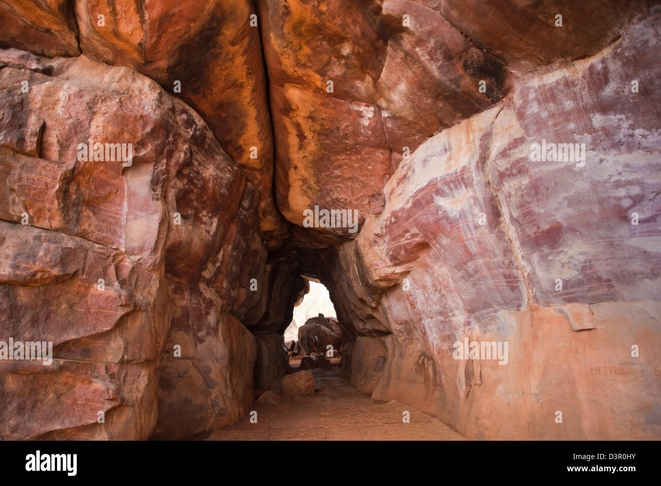 Ingresso di una grotta e di Bhimbetka Ripari Raisen distretto, Madhya Pradesh, India Foto Stock