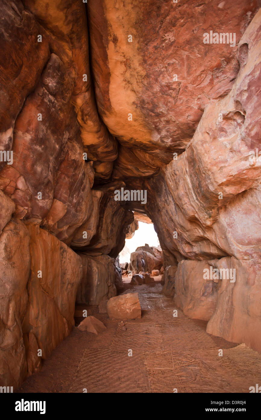 Ingresso di una grotta e di Bhimbetka Ripari Raisen distretto, Madhya Pradesh, India Foto Stock