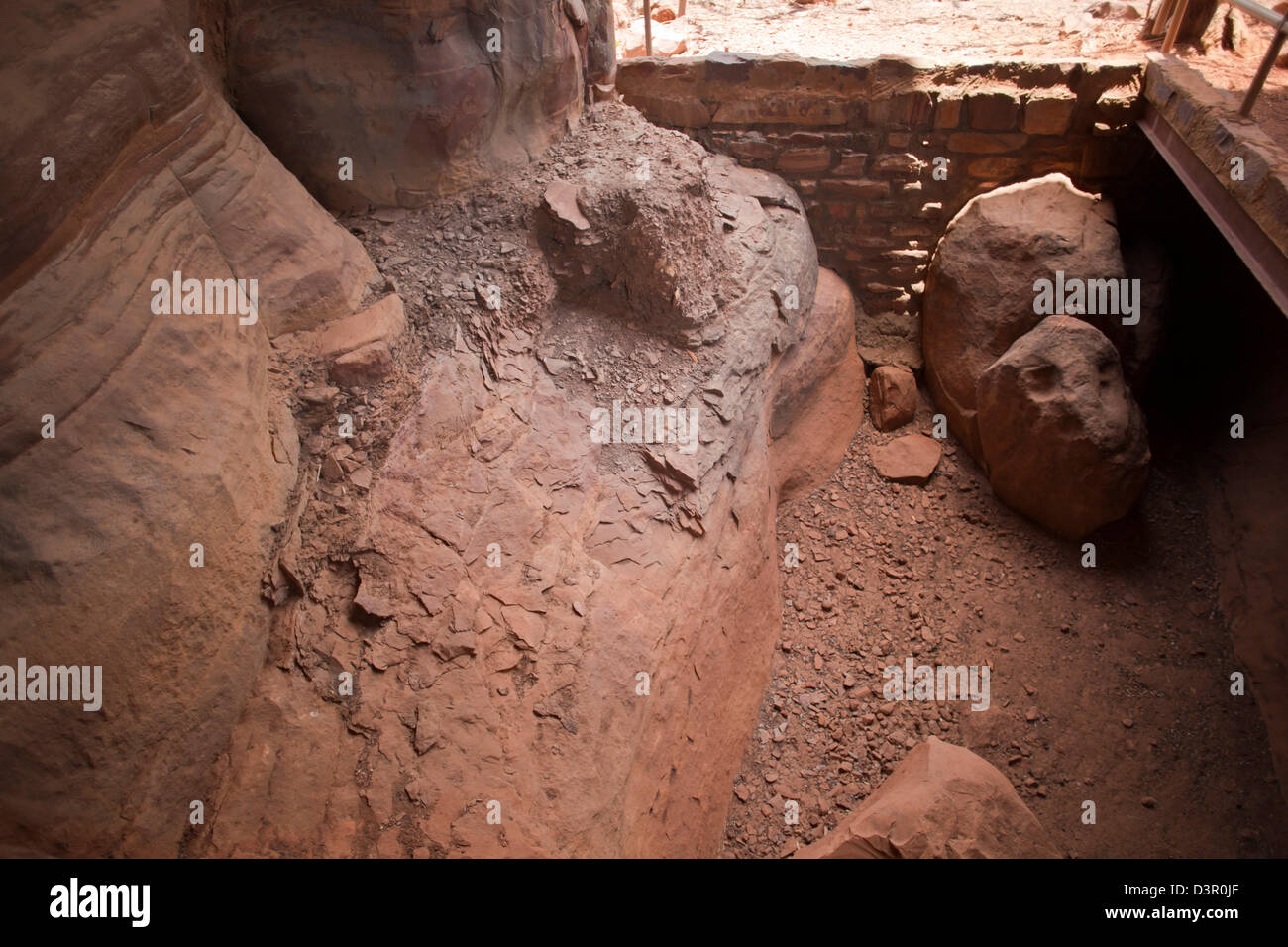 Gli interni di un rifugio di roccia, Bhimbetka Ripari Raisen distretto, Madhya Pradesh, India Foto Stock