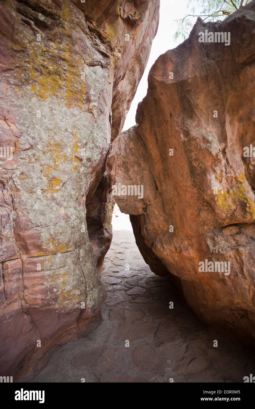 Le rocce in un sito archeologico, Bhimbetka Ripari Raisen distretto, Madhya Pradesh, India Foto Stock
