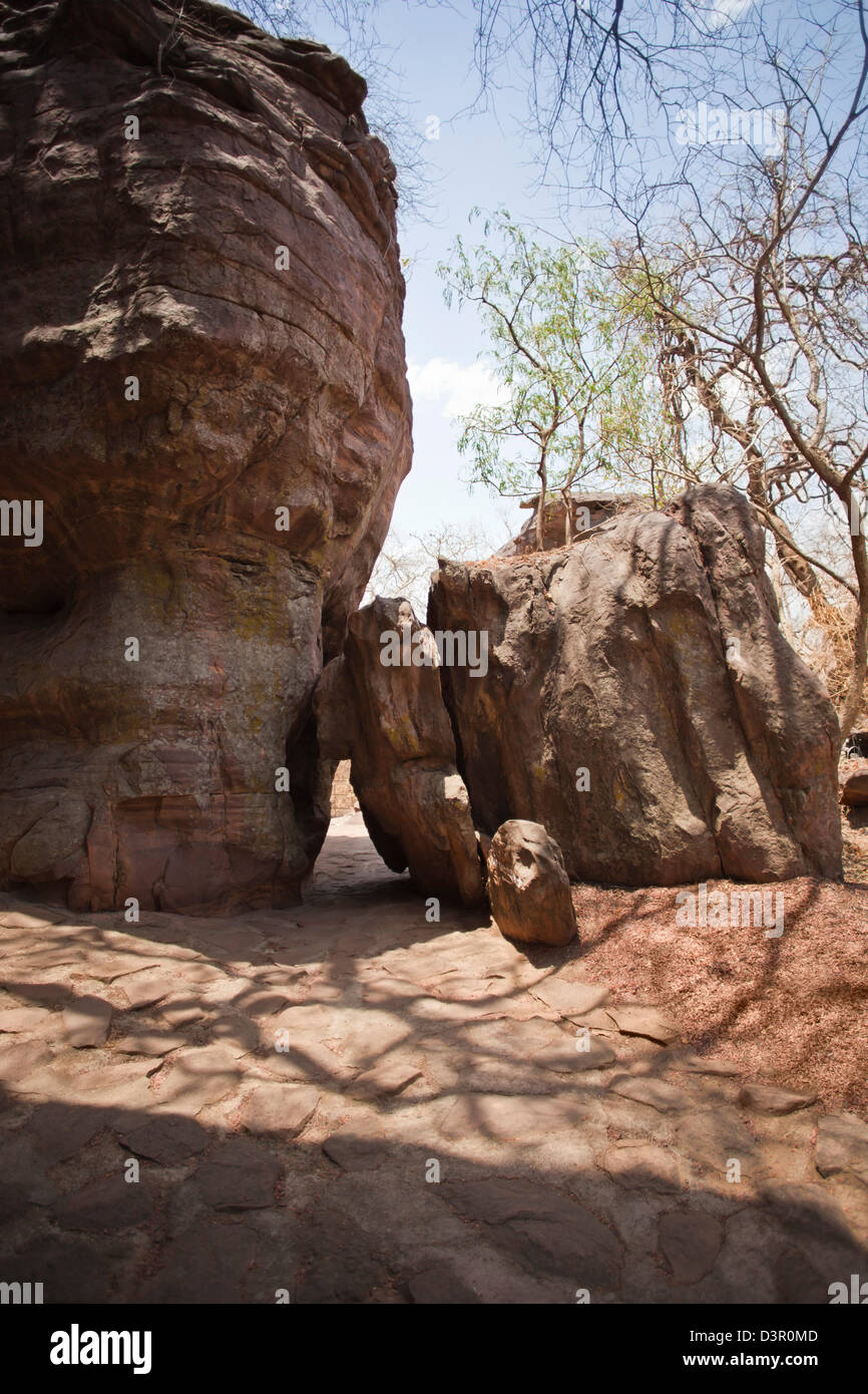 Le rocce in un sito archeologico, Bhimbetka Ripari Raisen distretto, Madhya Pradesh, India Foto Stock