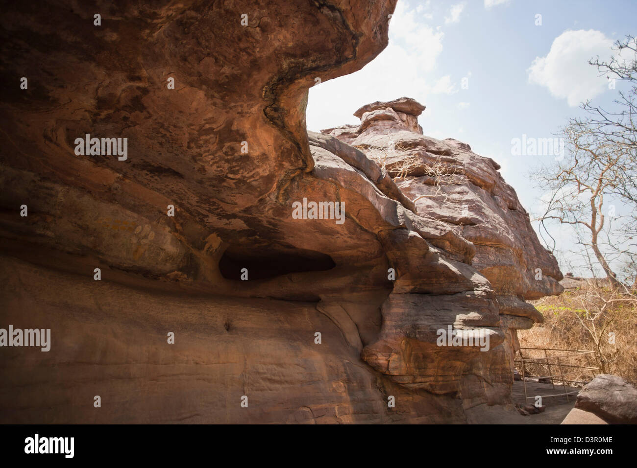 Stretto ingresso di una roccia rifugio in un sito archeologico, Bhimbetka Ripari Raisen distretto, Madhya Pradesh, India Foto Stock