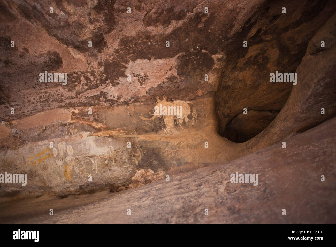 Close-up di una pittura rupestre di animali, Bhimbetka Ripari Raisen distretto, Madhya Pradesh, India Foto Stock