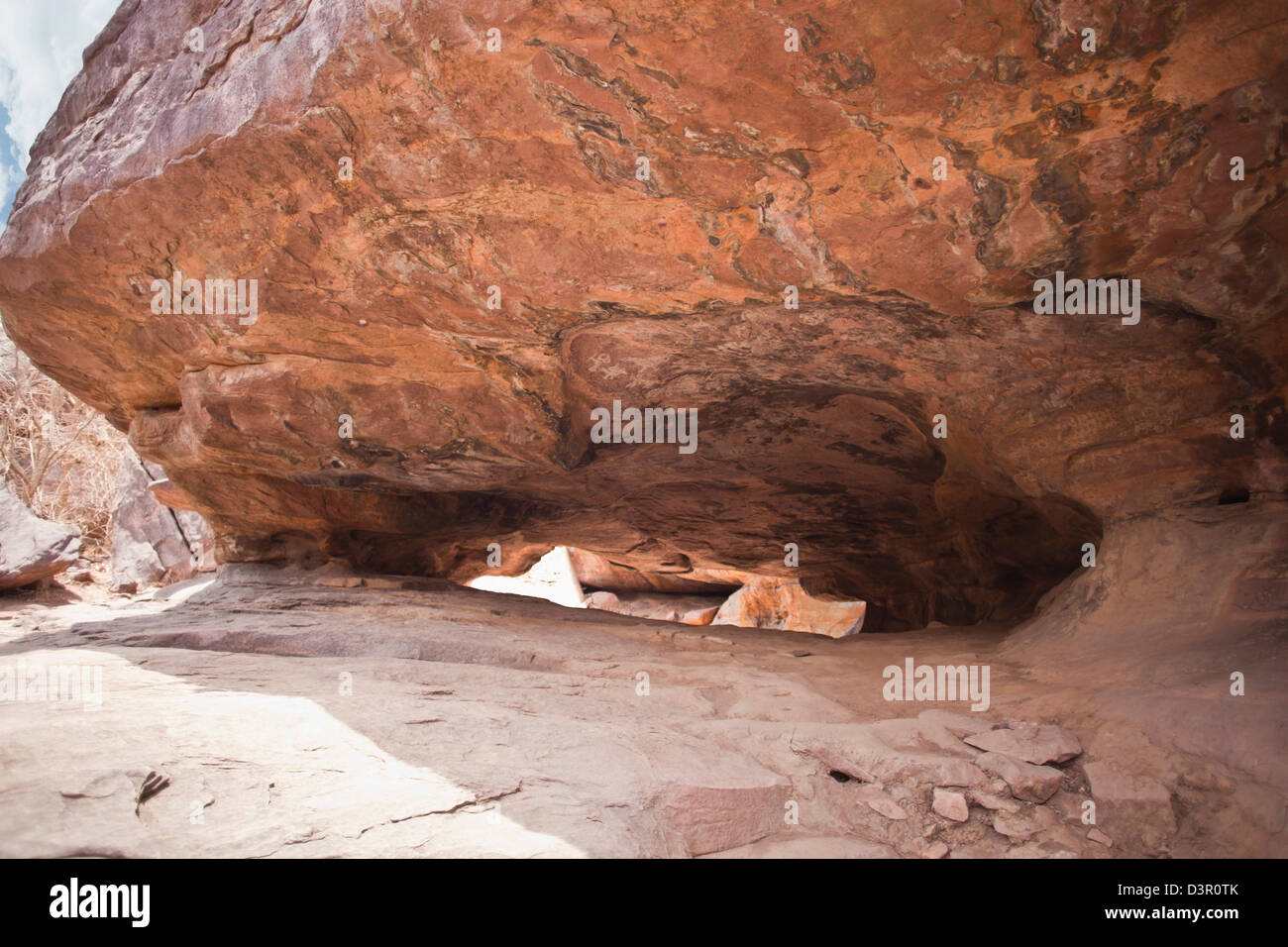 Rock shelter un sito archeologico, Bhimbetka Ripari Raisen distretto, Madhya Pradesh, India Foto Stock