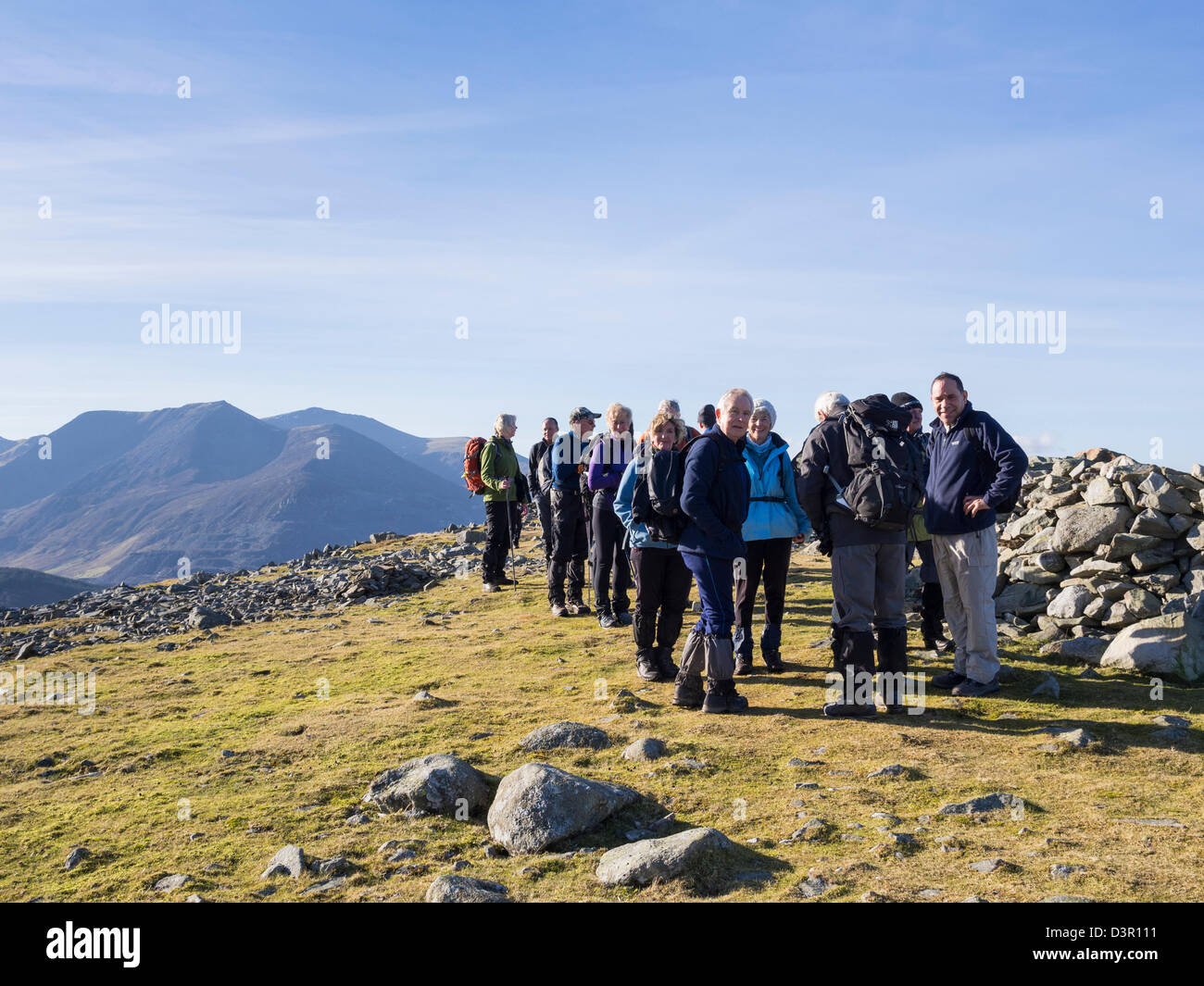 Gruppo di escursionisti sulla sommità del Moel Faban nelle montagne del Parco Nazionale di Snowdonia sopra Bethesda, Gwynedd, il Galles del Nord, Regno Unito, Gran Bretagna Foto Stock