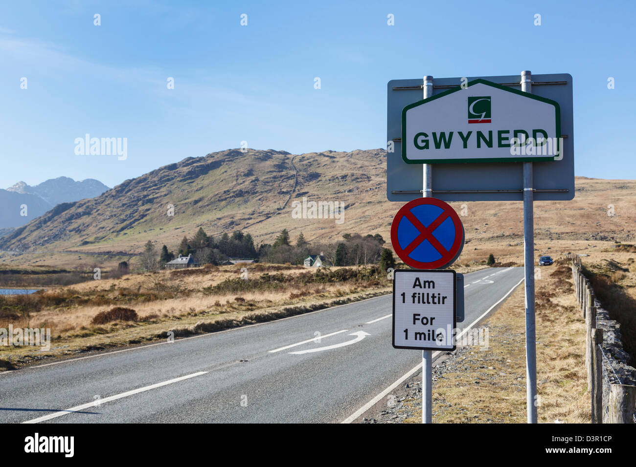 Gwynedd nella contea di confine e la superstrada nessun segno di arresto su strada attraverso Nant-y-Gwryd in Snowdonia, Conwy, il Galles del Nord, Regno Unito, Gran Bretagna Foto Stock